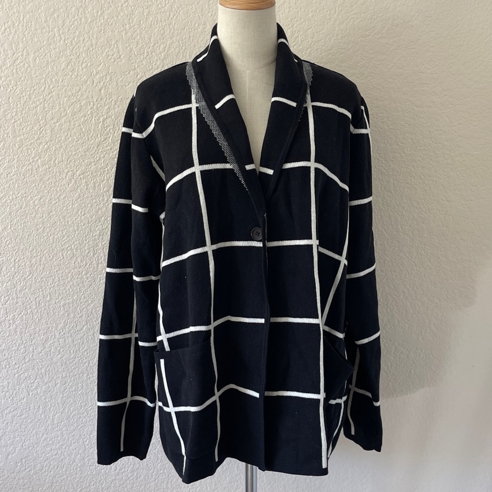 0316 - Women’s L Black Jackquard One Button Sweater with Pockets - Picture 2 of 3